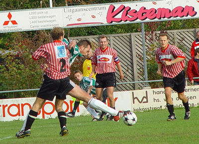 Wiljan Kattenberg in gevecht om de bal (Foto Helmich Lubberts)